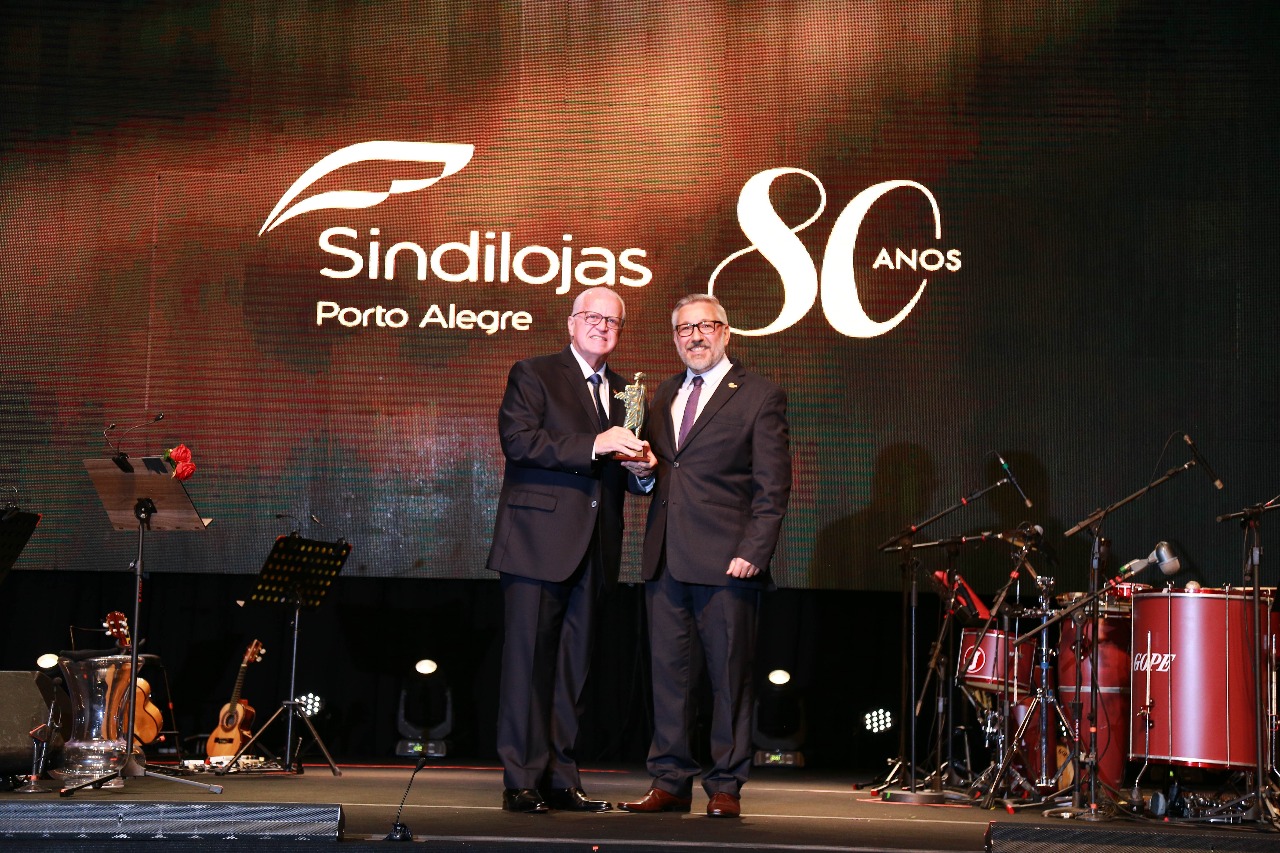 Eduardo Oltramari recebe prêmio do Sindilojas Porto Alegre
