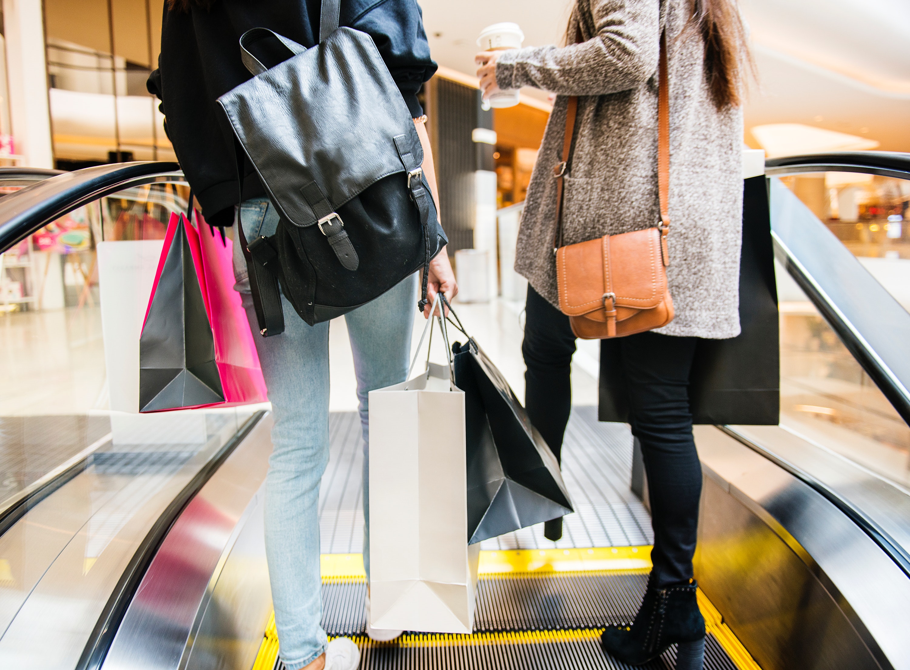 dia do consumidor 2019 bags-black-friday-escalator-fashion-female-friends-1558847-pxhere.com